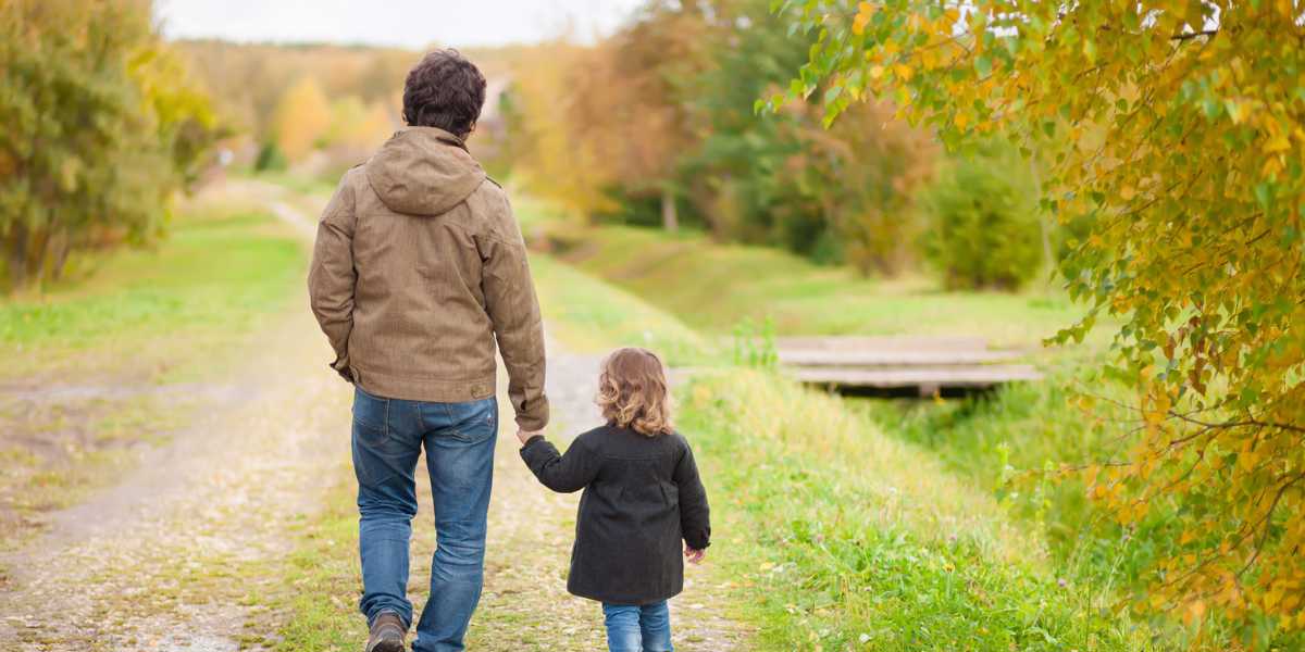 Pappa och dotter går på stig