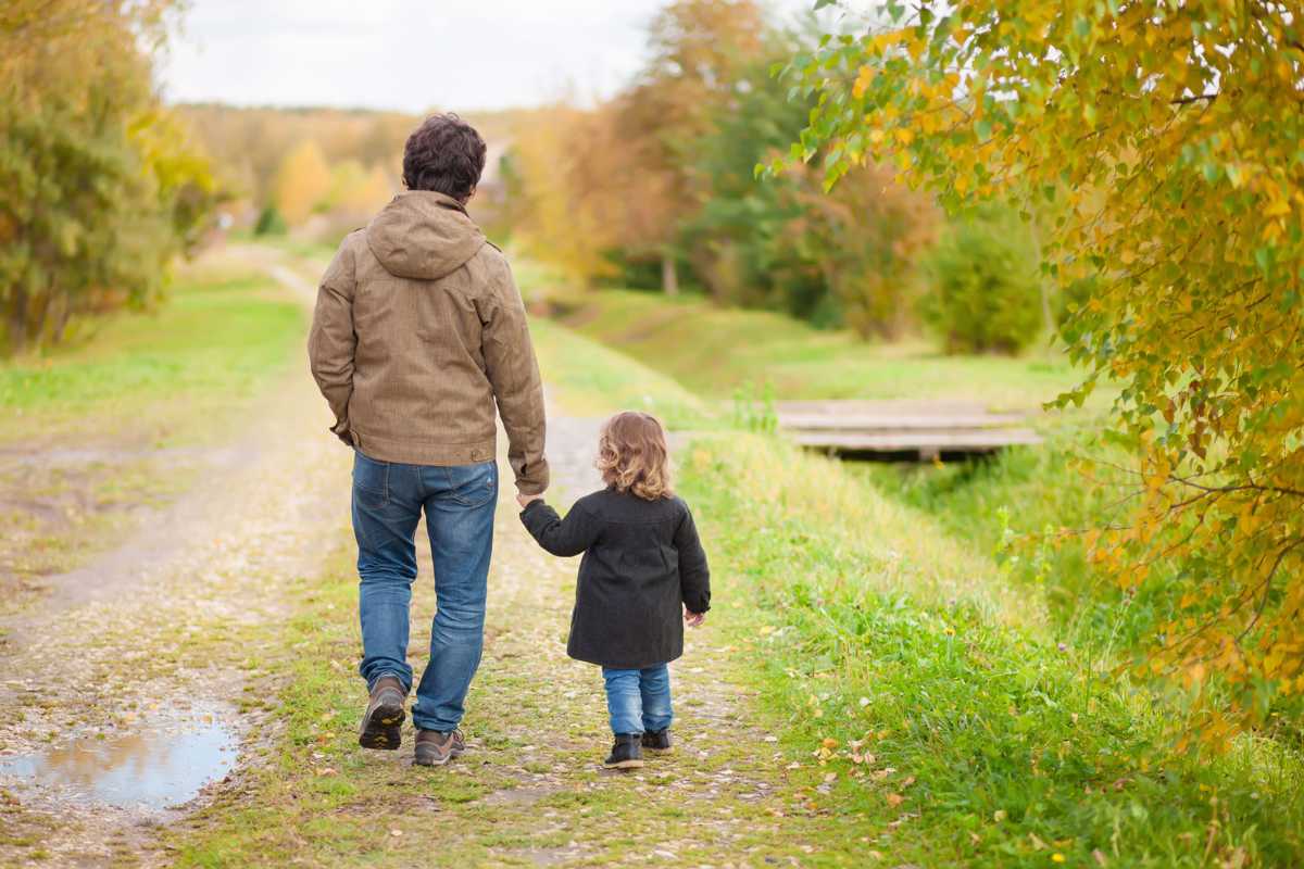 Pappa och dotter går på stig