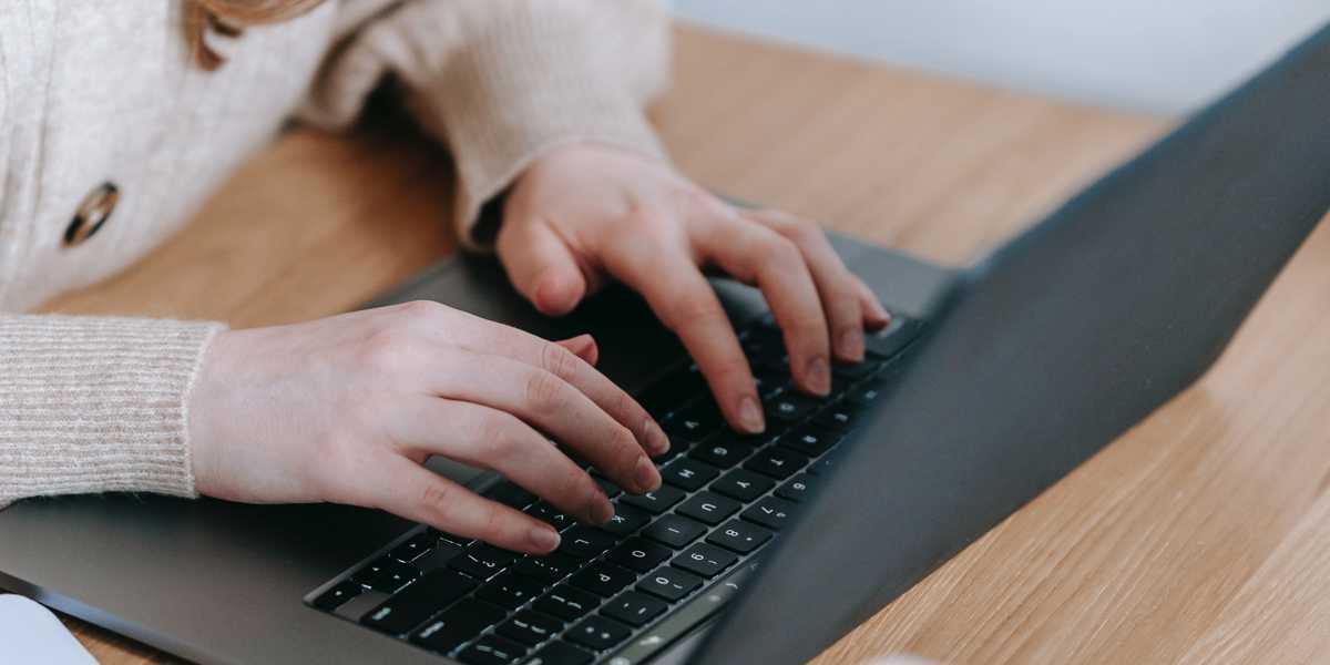 En kvinna sitter vid datorn