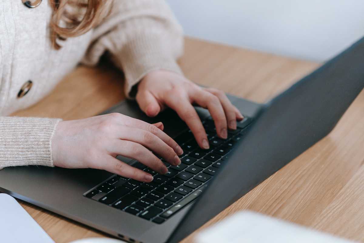 En kvinna sitter vid datorn